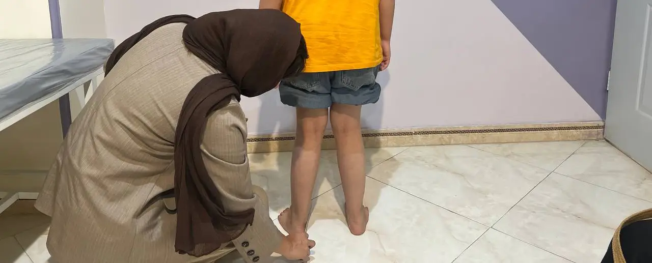 نشان دادن زانوی ضربدری توسط پزشک